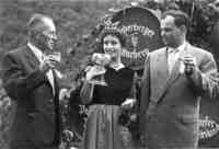 Unsere Mutter als Weink�nigin Maria II 1956